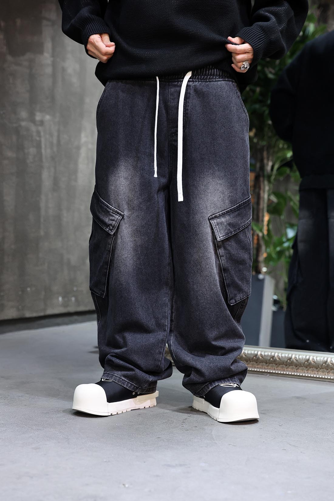 鬆緊腰大口袋牛仔寬褲