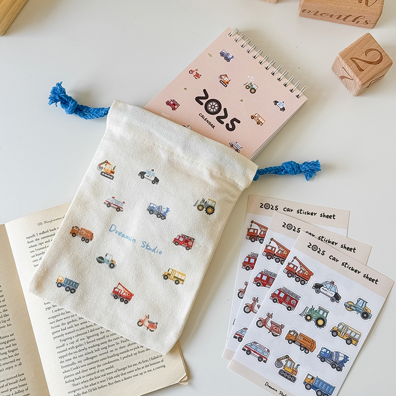 2025手繪車車桌曆 (含束口袋及貼紙)