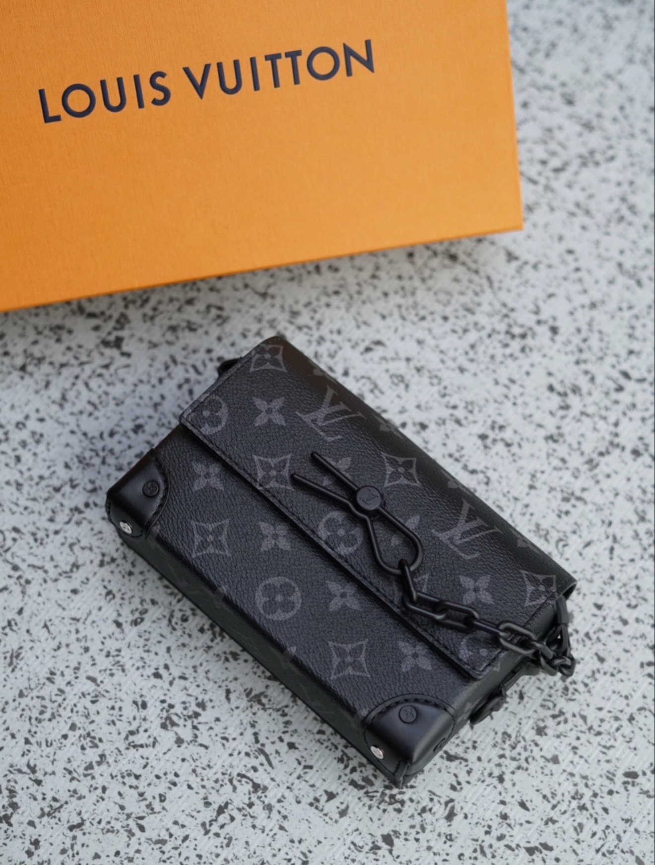 預購 LOUIS VUITTON Steamer 經典老花印花鎖扣元素可調節肩帶 塗層帆布拼牛皮革飾邊 盒子包單肩斜挎包 迷你 男款 黑色 M81783