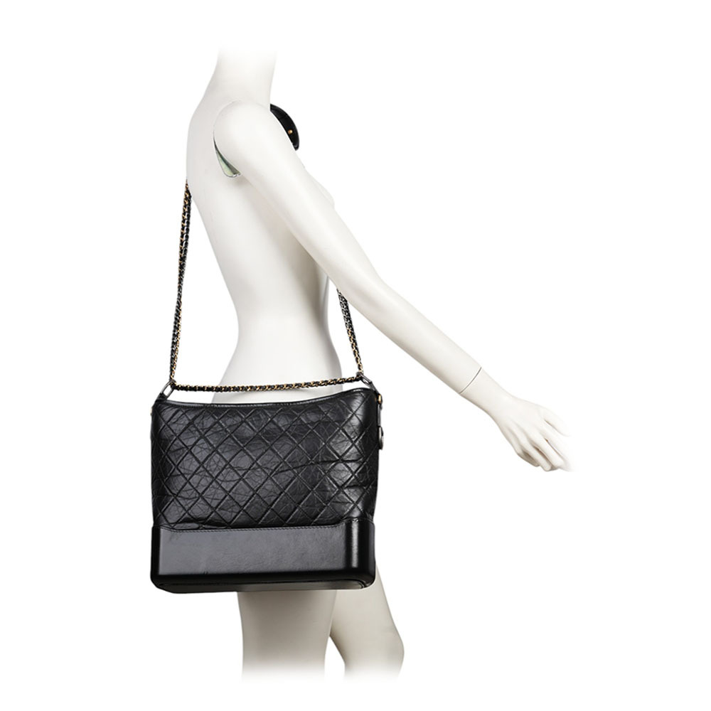 【CHANEL】Gabrielle HoBo菱格紋小牛皮流浪包(大款)(黑色)A93825 Y61477 94305