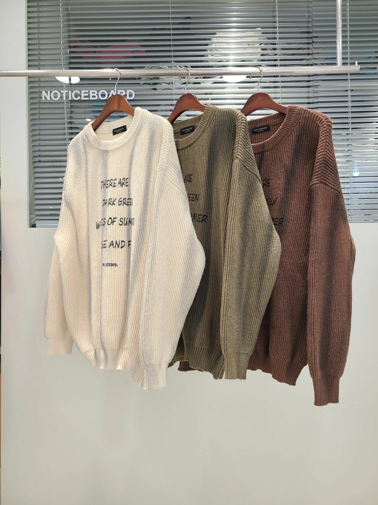 仿污圓領英文字針織衫 Not-025T