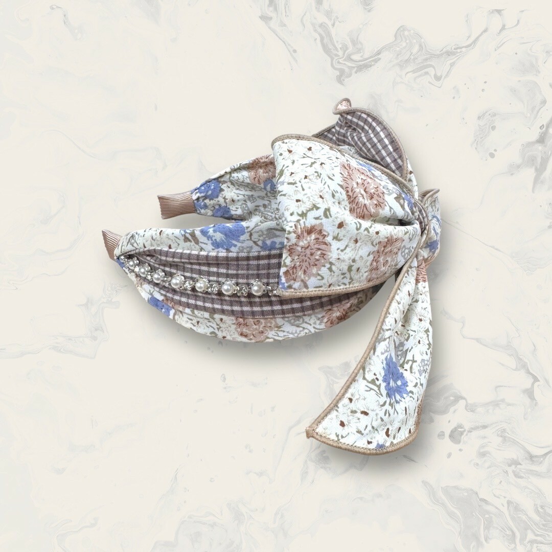 韓國直送髮飾 米色底粉橘+藍花花圖案+格紋布中排列花框珍珠+白鋯滾邊大蝴蝶結手工髮箍