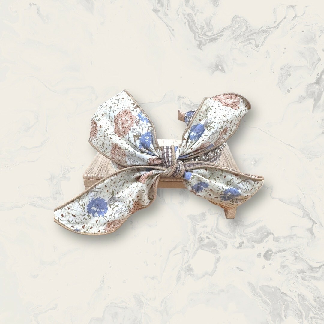 韓國直送髮飾 米色底粉橘+藍花花圖案+格紋布中排列花框珍珠+白鋯滾邊大蝴蝶結手工髮箍