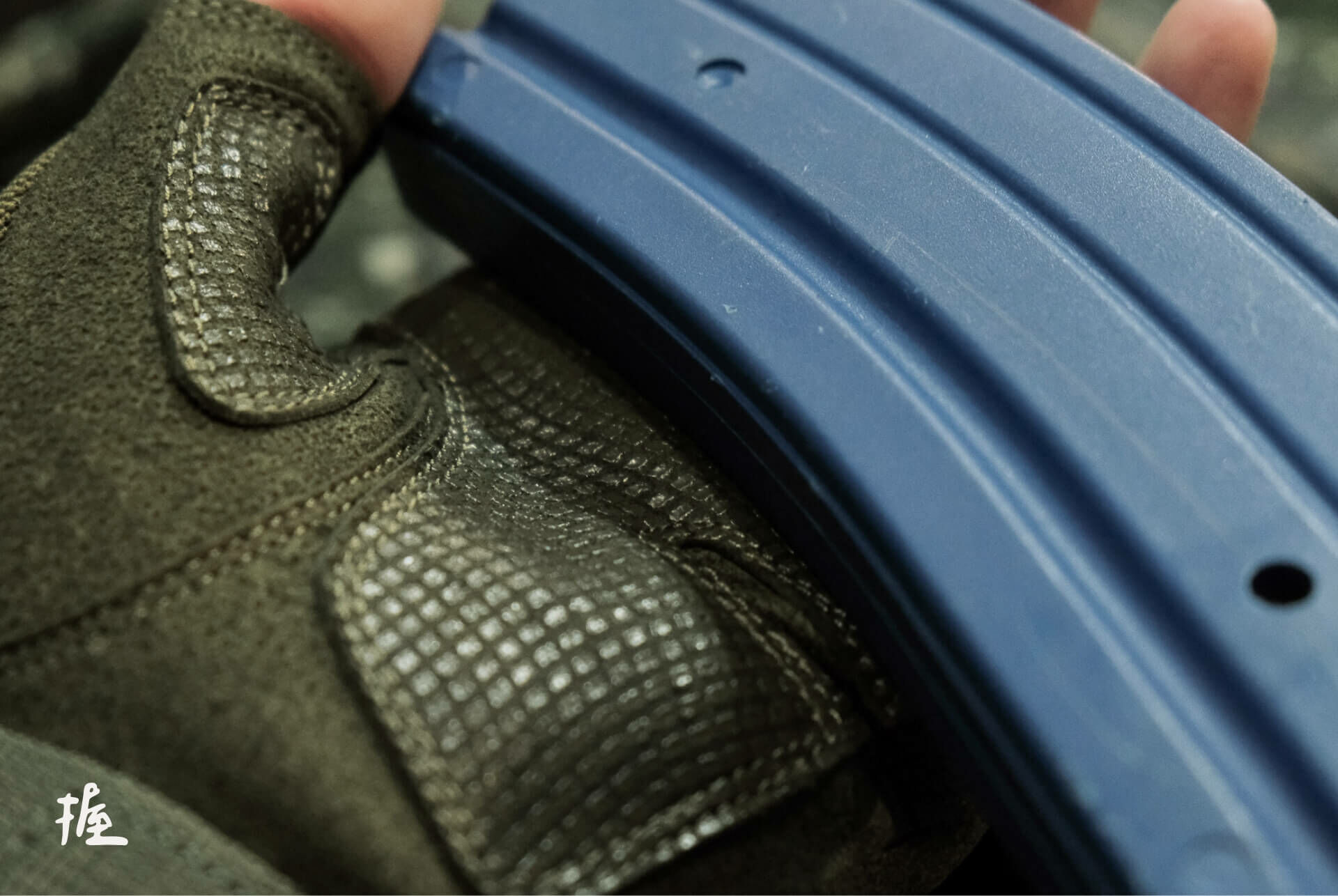 BFA 昇龍手套為半指設計,能夠提供靈活活動範圍,三大特色全面強化活動感受: 透氣乾爽 指節位置採用航空等級的通風孔,快速排汗,解除掌心熱氣,保持乾爽舒適 防撞材質 硬殼設計,全面保護指關節,防禦力及攻擊力全面提升 輕盈貼身 整體材質輕盈透氣,適合長時間佩戴 ● 使用情境 昇龍手套適合日常部隊操練訓練、運動休閒等場景,給予指關節必要的防護,在需要靈活度的場合中表現出色,都能輕鬆應對各種挑戰。 小編心聲:如果您追求的是手套在搬運重物時的穩定摩擦感,這款手套的合成皮革材質並非專為高摩擦設計而成。但它在輕量化、透氣性和靈活度上表現優異,適合長時間訓練、野外探險或戰術情境中使用,能夠為您提供靈活防護,讓您在活動中更加自信、自在。