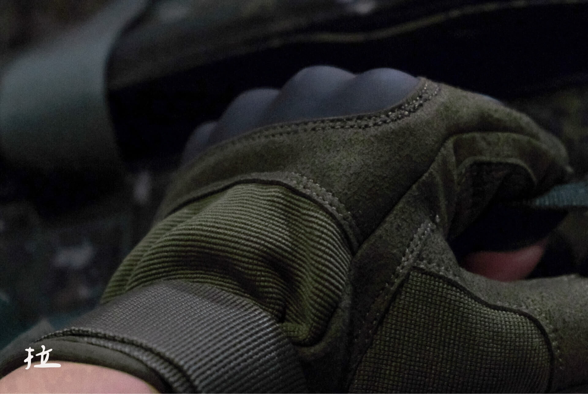 BFA 昇龍手套為半指設計,能夠提供靈活活動範圍,三大特色全面強化活動感受: 透氣乾爽 指節位置採用航空等級的通風孔,快速排汗,解除掌心熱氣,保持乾爽舒適 防撞材質 硬殼設計,全面保護指關節,防禦力及攻擊力全面提升 輕盈貼身 整體材質輕盈透氣,適合長時間佩戴 ● 使用情境 昇龍手套適合日常部隊操練訓練、運動休閒等場景,給予指關節必要的防護,在需要靈活度的場合中表現出色,都能輕鬆應對各種挑戰。 小編心聲:如果您追求的是手套在搬運重物時的穩定摩擦感,這款手套的合成皮革材質並非專為高摩擦設計而成。但它在輕量化、透氣性和靈活度上表現優異,適合長時間訓練、野外探險或戰術情境中使用,能夠為您提供靈活防護,讓您在活動中更加自信、自在。