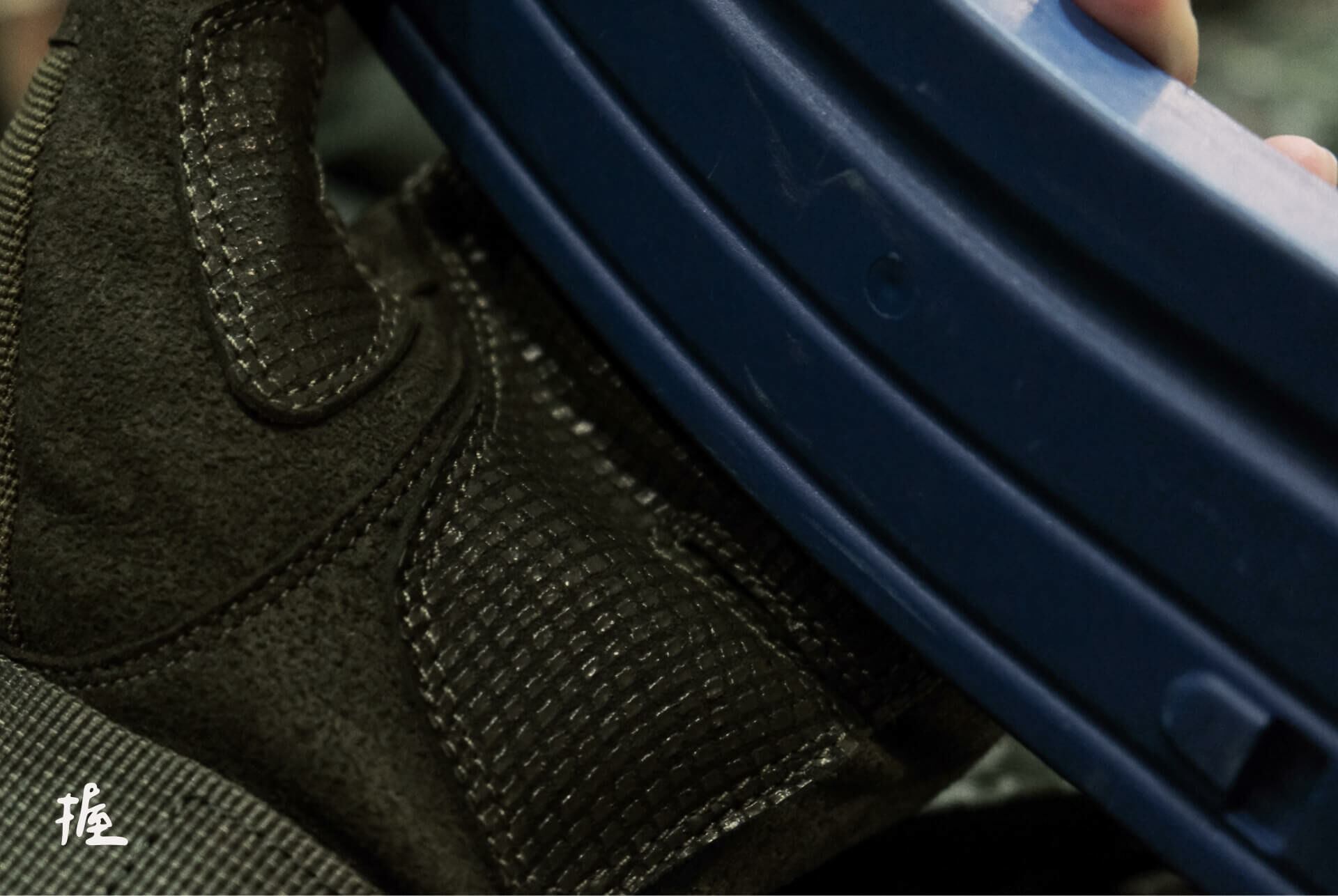 BFA 昇龍手套為半指設計,能夠提供靈活活動範圍,三大特色全面強化活動感受: 透氣乾爽 指節位置採用航空等級的通風孔,快速排汗,解除掌心熱氣,保持乾爽舒適 防撞材質 硬殼設計,全面保護指關節,防禦力及攻擊力全面提升 輕盈貼身 整體材質輕盈透氣,適合長時間佩戴 ● 使用情境 昇龍手套適合日常部隊操練訓練、運動休閒等場景,給予指關節必要的防護,在需要靈活度的場合中表現出色,都能輕鬆應對各種挑戰。 小編心聲:如果您追求的是手套在搬運重物時的穩定摩擦感,這款手套的合成皮革材質並非專為高摩擦設計而成。但它在輕量化、透氣性和靈活度上表現優異,適合長時間訓練、野外探險或戰術情境中使用,能夠為您提供靈活防護,讓您在活動中更加自信、自在。