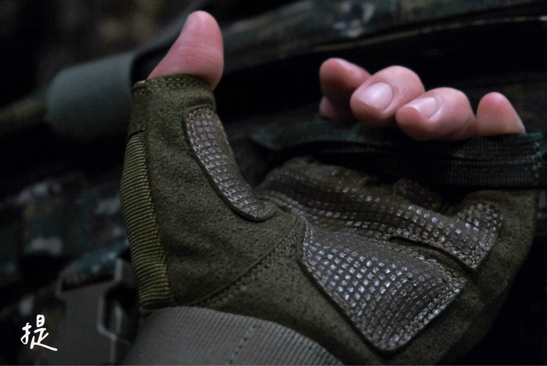 BFA 昇龍手套為半指設計,能夠提供靈活活動範圍,三大特色全面強化活動感受: 透氣乾爽 指節位置採用航空等級的通風孔,快速排汗,解除掌心熱氣,保持乾爽舒適 防撞材質 硬殼設計,全面保護指關節,防禦力及攻擊力全面提升 輕盈貼身 整體材質輕盈透氣,適合長時間佩戴 ● 使用情境 昇龍手套適合日常部隊操練訓練、運動休閒等場景,給予指關節必要的防護,在需要靈活度的場合中表現出色,都能輕鬆應對各種挑戰。 小編心聲:如果您追求的是手套在搬運重物時的穩定摩擦感,這款手套的合成皮革材質並非專為高摩擦設計而成。但它在輕量化、透氣性和靈活度上表現優異,適合長時間訓練、野外探險或戰術情境中使用,能夠為您提供靈活防護,讓您在活動中更加自信、自在。