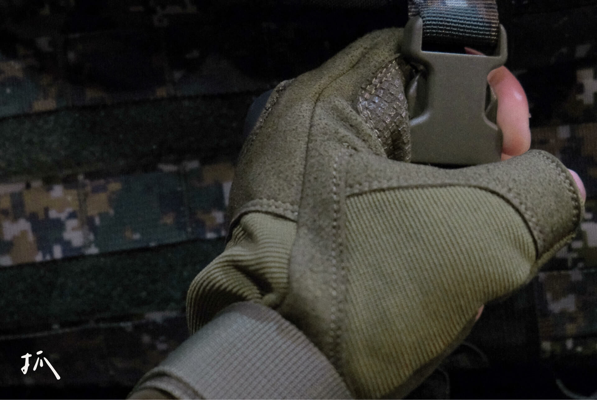 BFA 昇龍手套為半指設計,能夠提供靈活活動範圍,三大特色全面強化活動感受: 透氣乾爽 指節位置採用航空等級的通風孔,快速排汗,解除掌心熱氣,保持乾爽舒適 防撞材質 硬殼設計,全面保護指關節,防禦力及攻擊力全面提升 輕盈貼身 整體材質輕盈透氣,適合長時間佩戴 ● 使用情境 昇龍手套適合日常部隊操練訓練、運動休閒等場景,給予指關節必要的防護,在需要靈活度的場合中表現出色,都能輕鬆應對各種挑戰。 小編心聲:如果您追求的是手套在搬運重物時的穩定摩擦感,這款手套的合成皮革材質並非專為高摩擦設計而成。但它在輕量化、透氣性和靈活度上表現優異,適合長時間訓練、野外探險或戰術情境中使用,能夠為您提供靈活防護,讓您在活動中更加自信、自在。