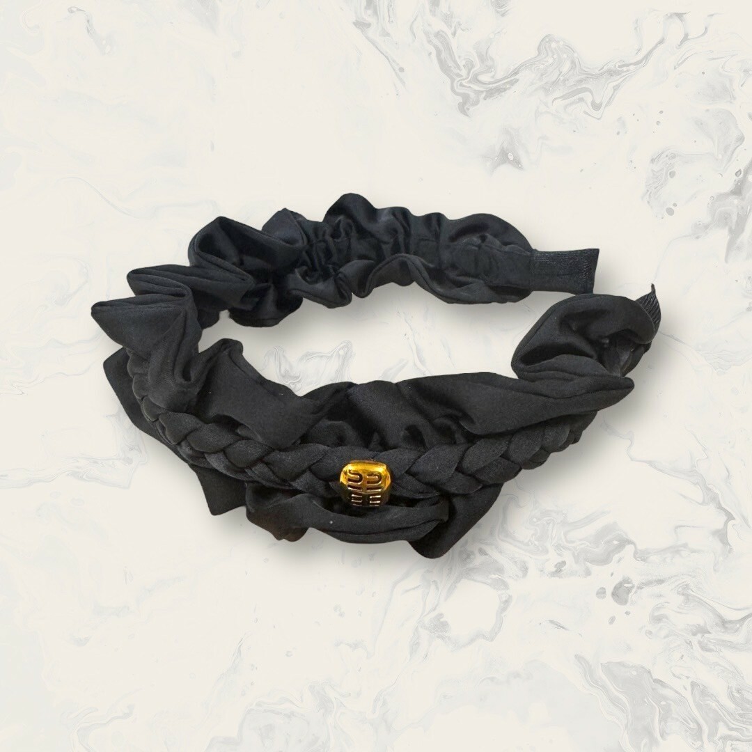 韓國直送髮飾 中麻花編織波浪邊側miumiu圓牌手工髮箍