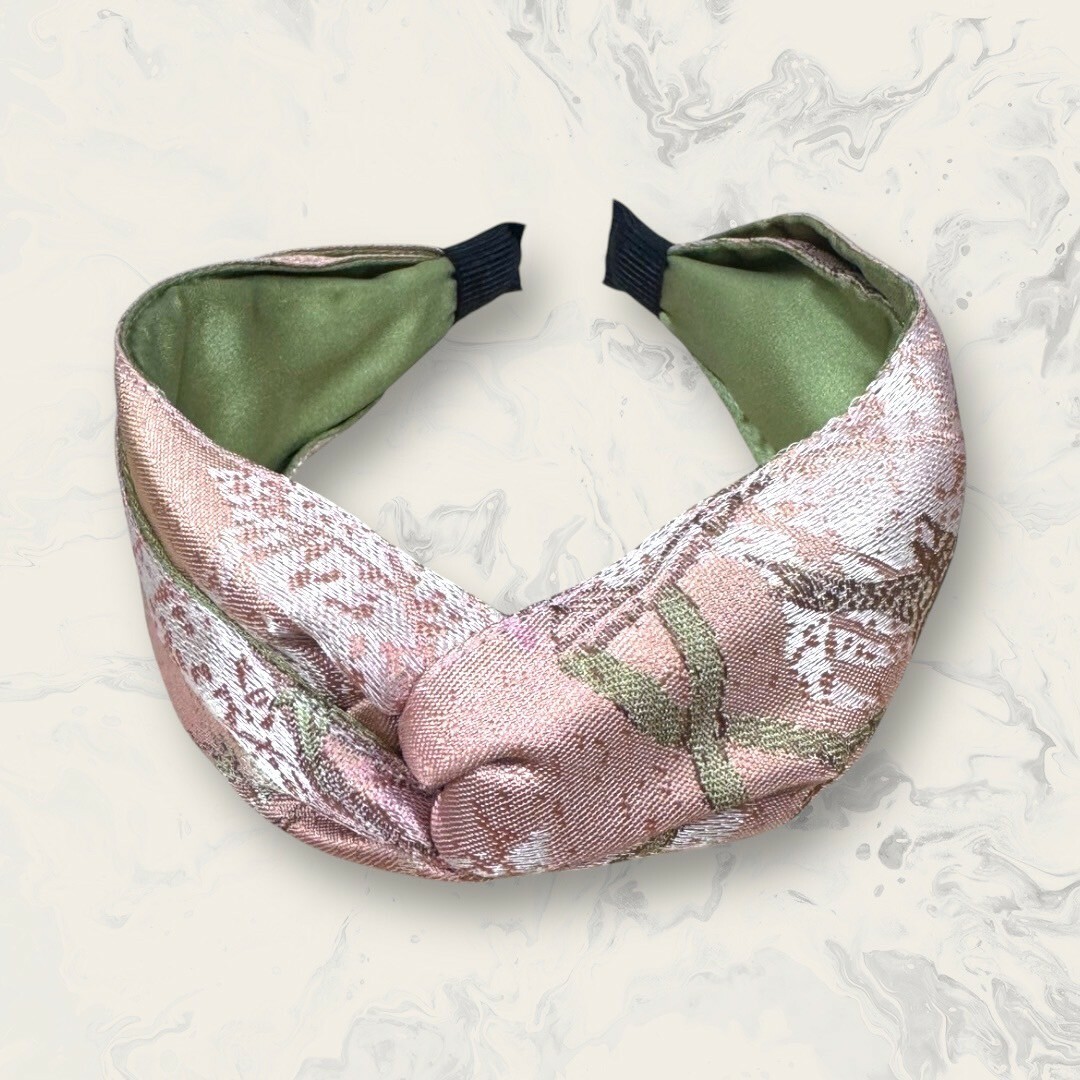 韓國直送髮飾 雙色深粉底刺繡花花光澤緞面中交叉結寬版手工髮箍