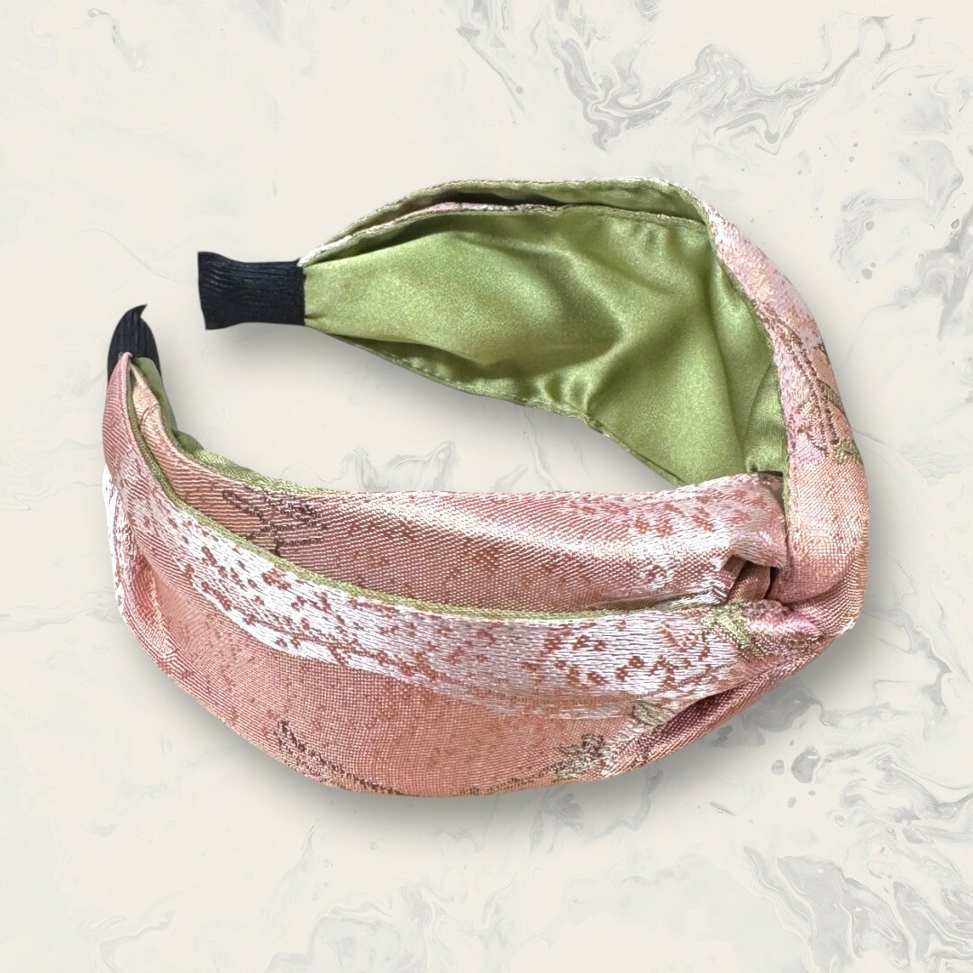 韓國直送髮飾 雙色深粉底刺繡花花光澤緞面中交叉結寬版手工髮箍