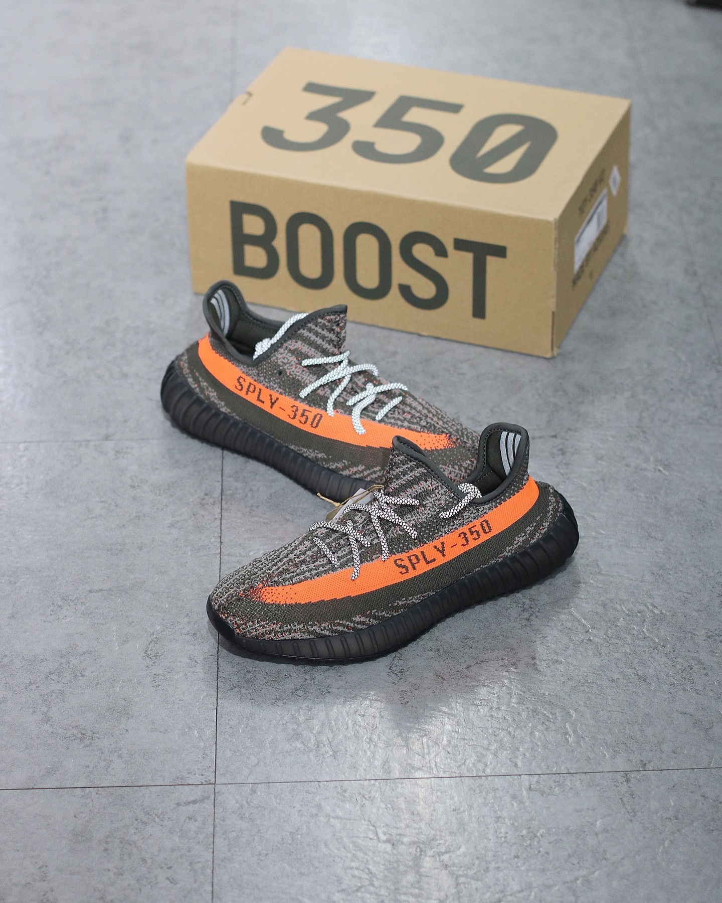 （預訂）YEEZY BOOST 350 V2 CARBON BELUGA HQ7045