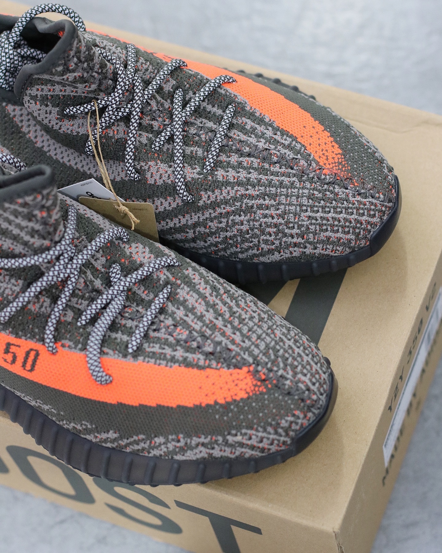 （預訂）YEEZY BOOST 350 V2 CARBON BELUGA HQ7045