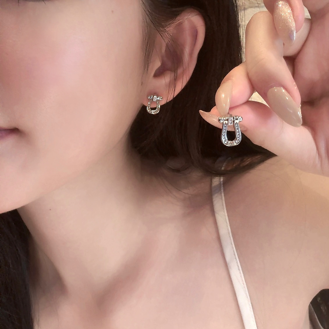 低奢”白金鑽馬蹄釦耳釘