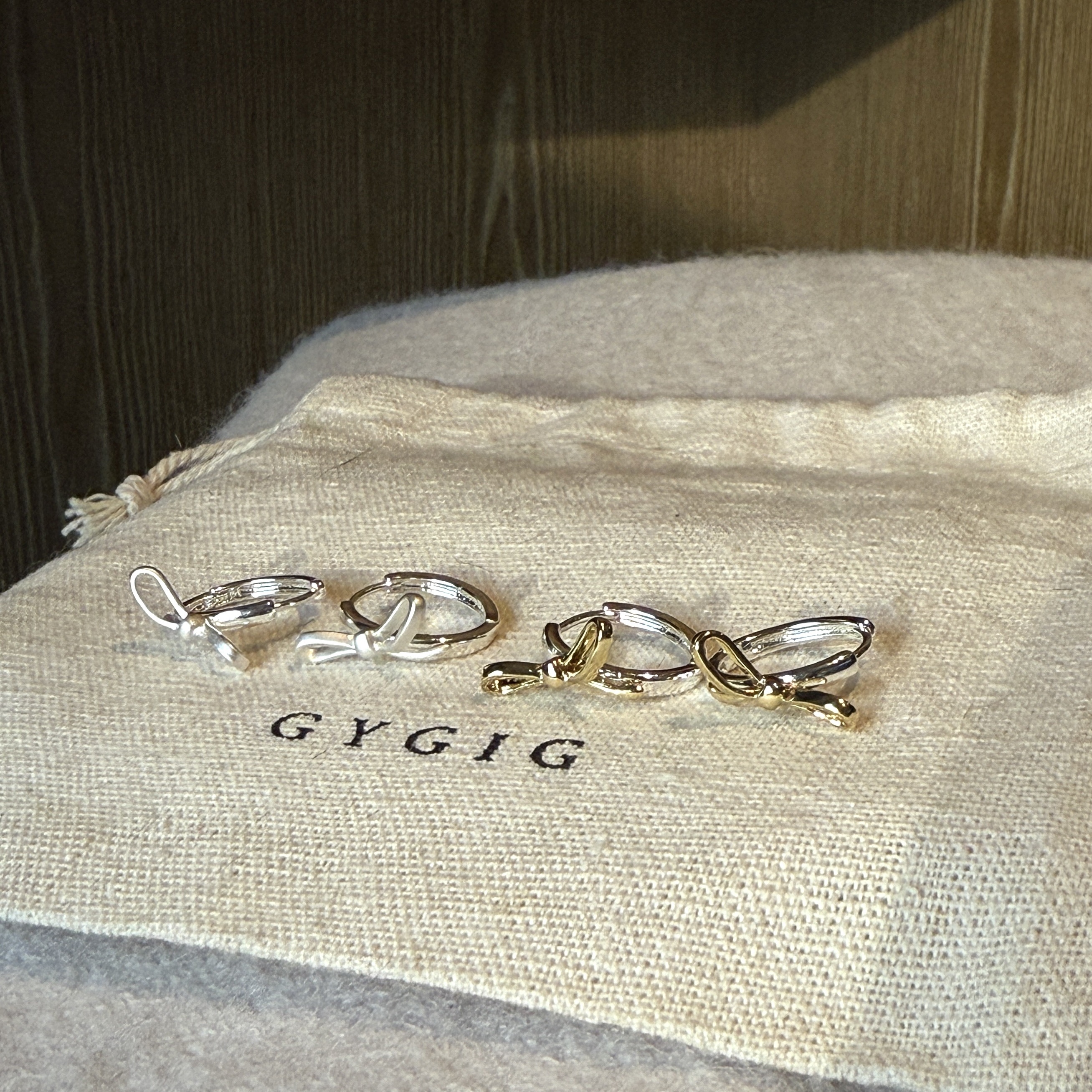 細緻緞帶”霧金銀蝴蝶結立體耳釦釘