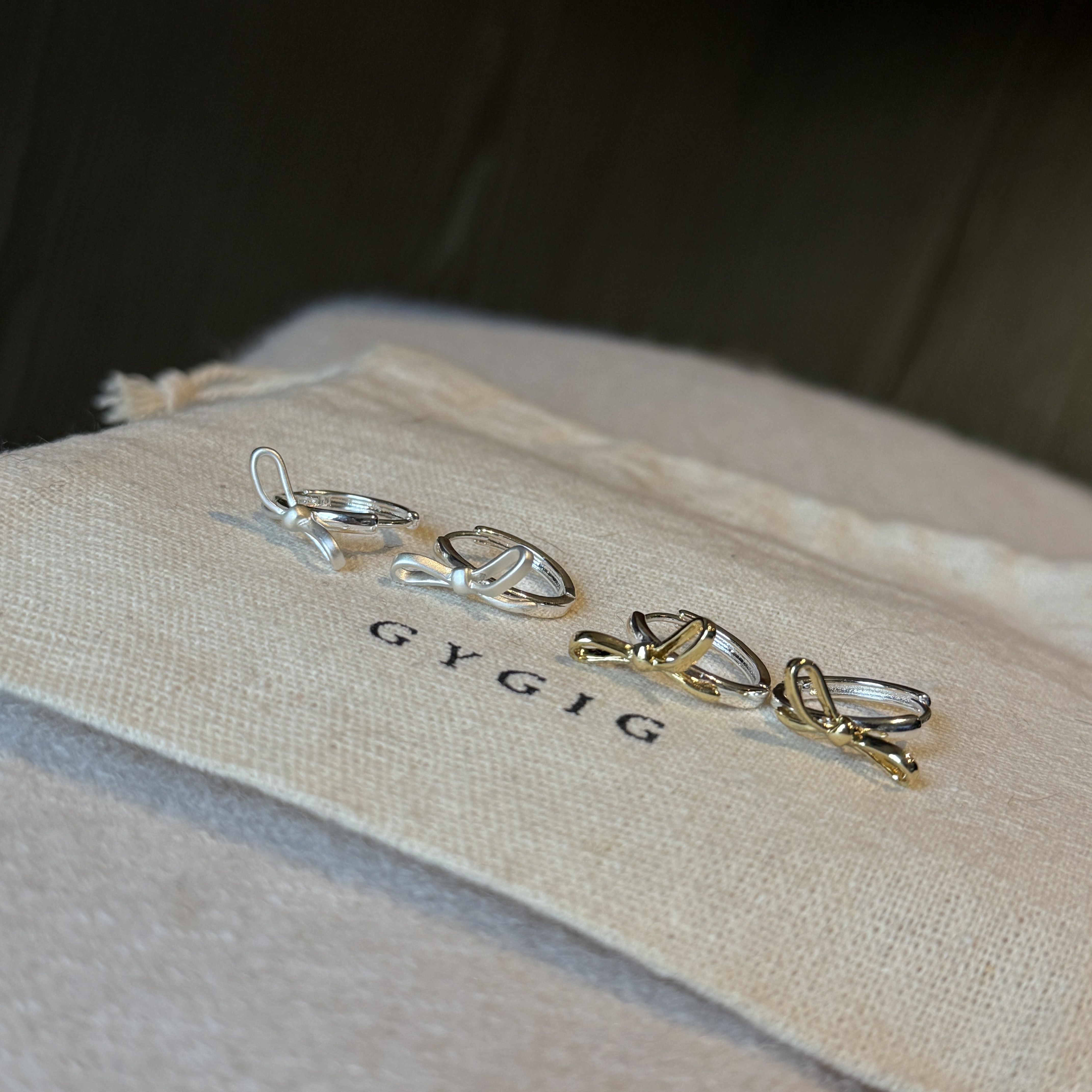 細緻緞帶”霧金銀蝴蝶結立體耳釦釘