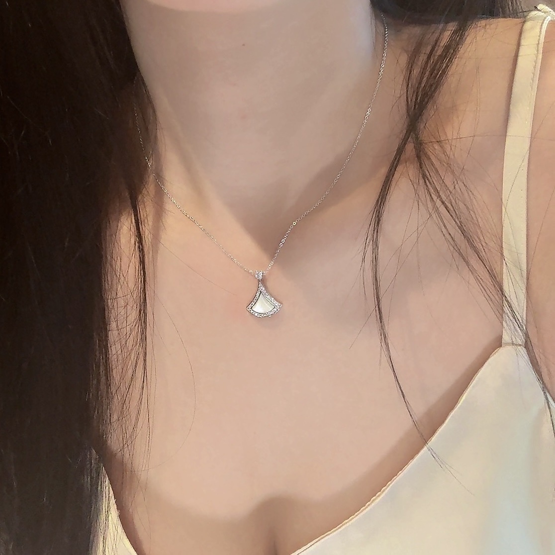 Gy Divas’Dream低奢白貝鑽邊小裙子設計項鍊