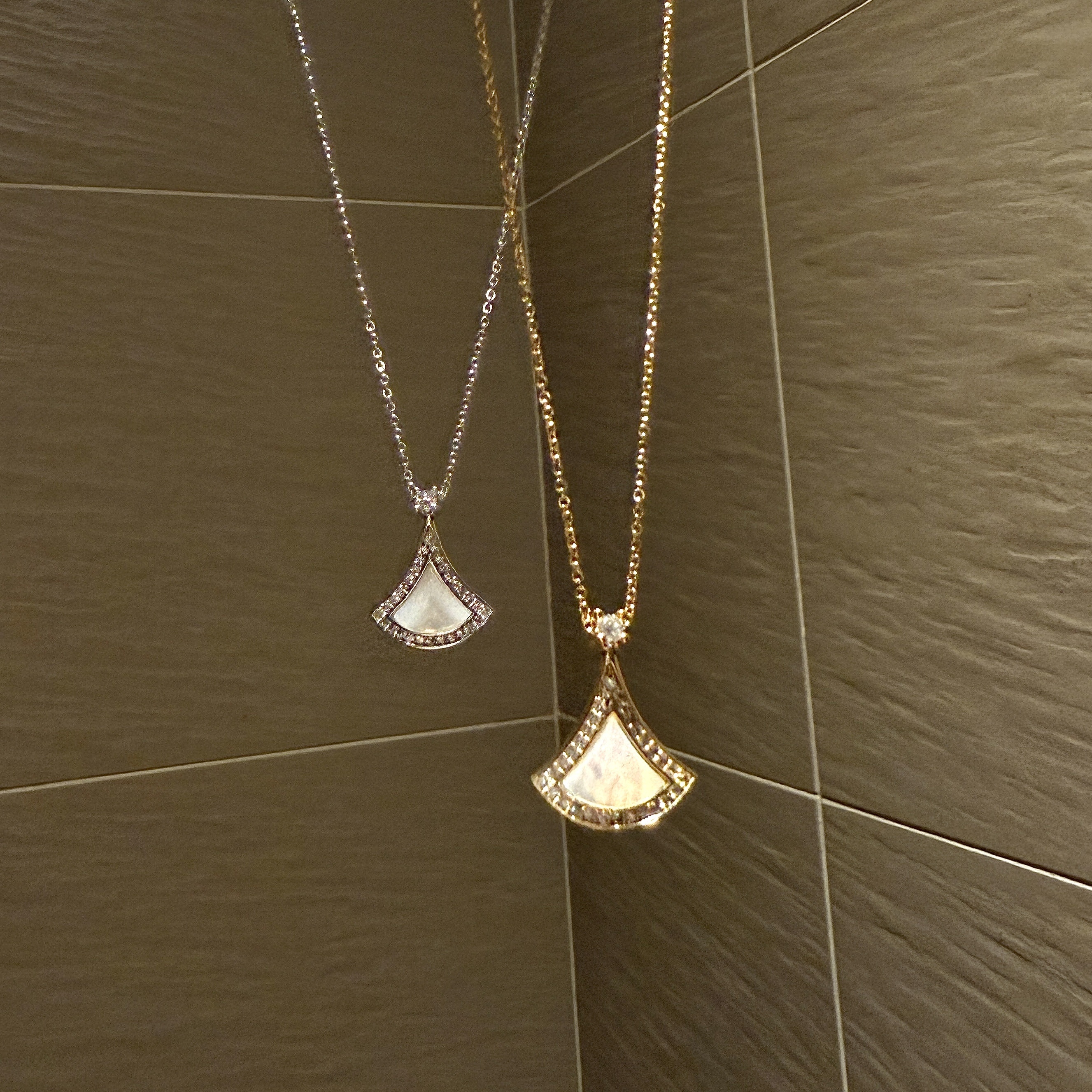 Gy Divas’Dream低奢白貝鑽邊小裙子設計項鍊