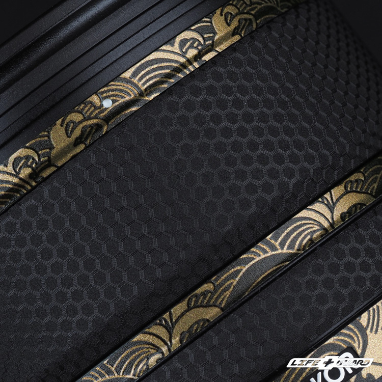 LIFE+GUARD 海浪金貼膜質感特寫，LIFE+GUARD 設計風格