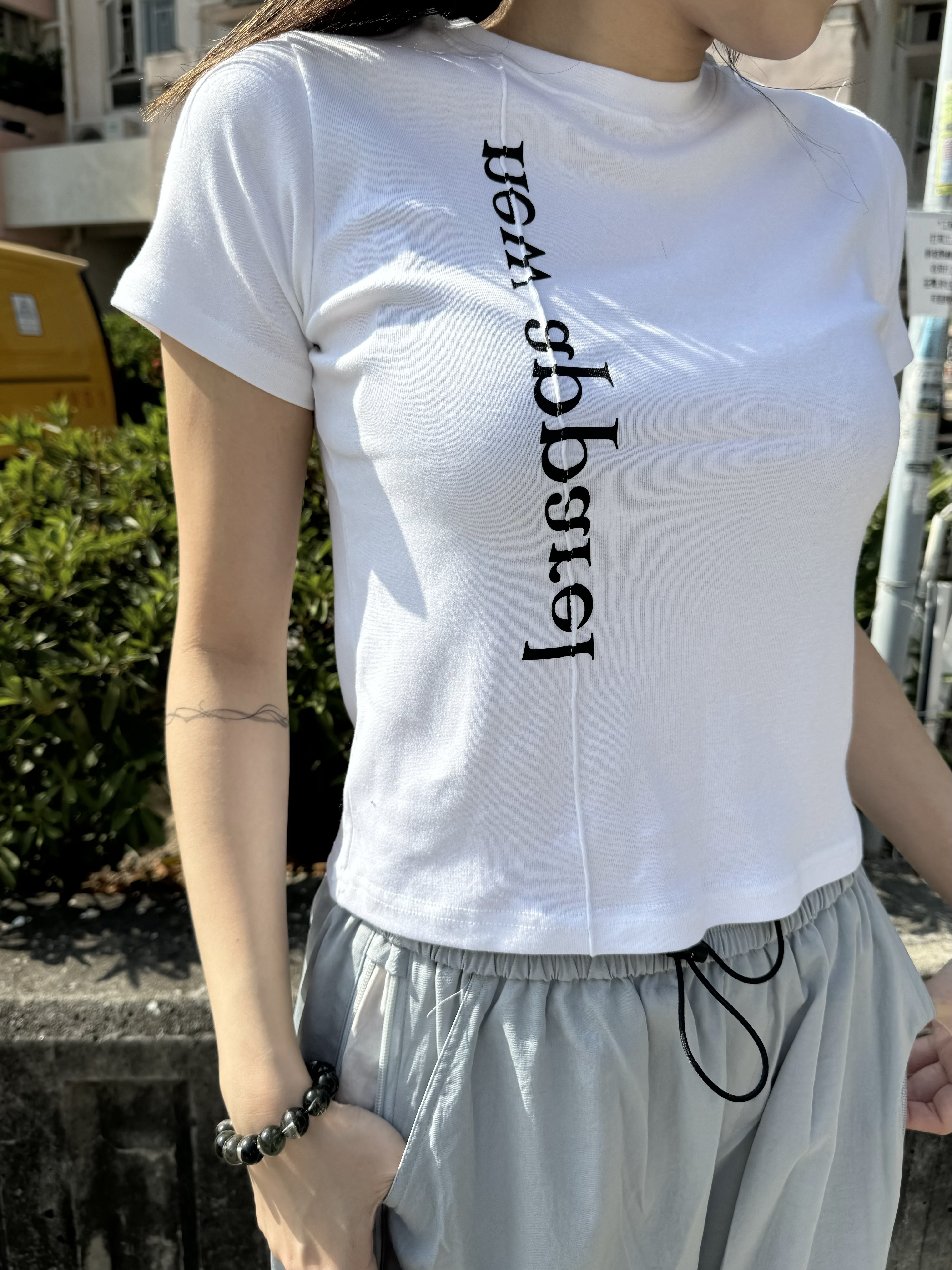 直骨英文字crop tee