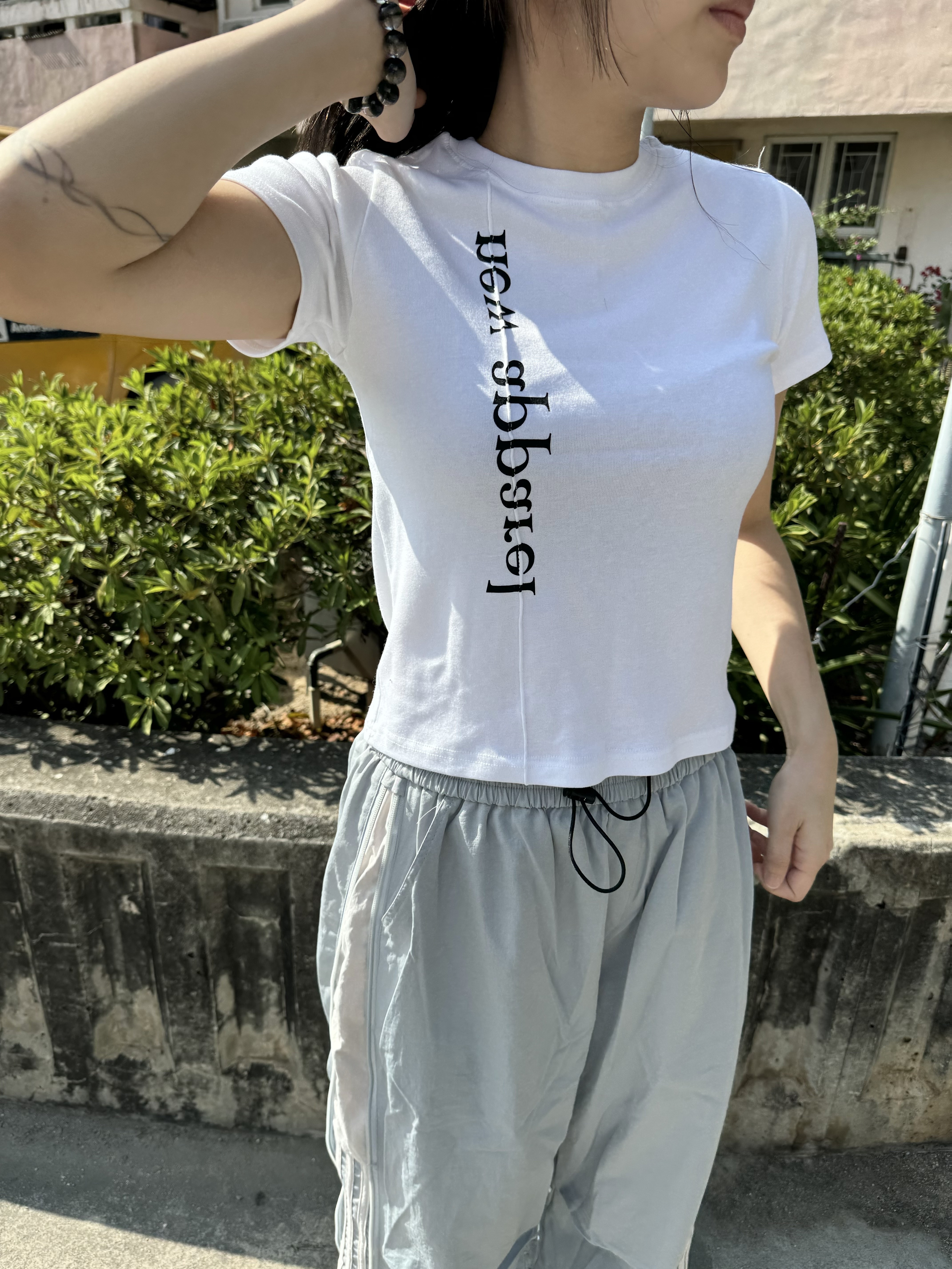 直骨英文字crop tee