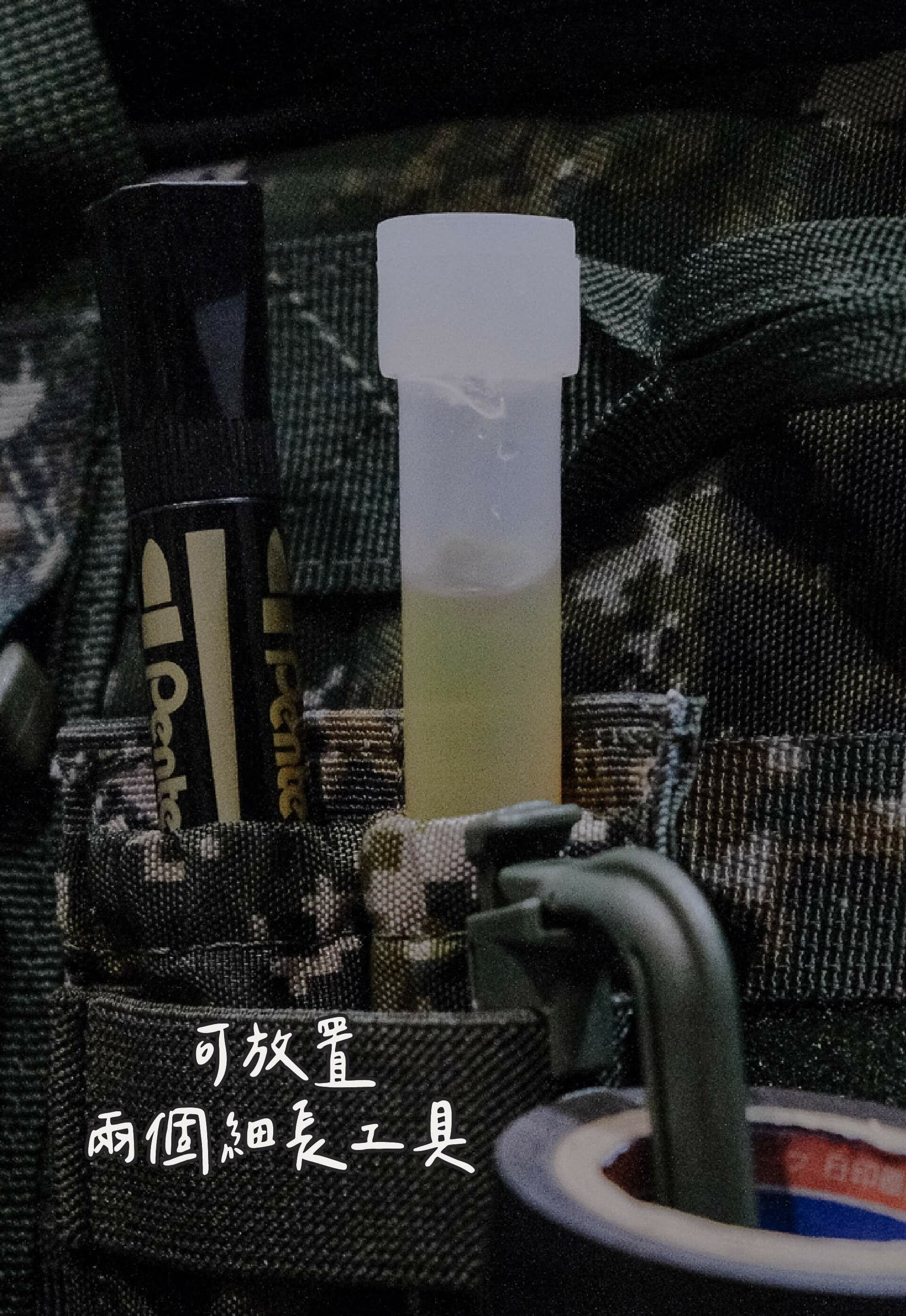 插式攜行章,滿足現代戰術裝備需求,兩個筆形空間可以自由插入小型工具,如筆、螢光棒等,變得更加便捷 無論是警察、特種部隊,還是消防員與急救人員,執勤時刻中,快速去用,不再需要花費時間翻找工具 勾面任意貼黏 臂章背面採用魔鬼氈貼黏設計,可以穩固地附著在戰術福、至涮背心、包包上,激烈動作下仍保持穩定。 產品特色 • 多功能攜帶能力:專為攜帶筆、螢光棒或其他細長工具而設計,雙插槽讓您隨時取用 • 彈性帶固定:雙從包覆,有效防止活動間噴裝問題,可結合 D 扣外掛輕量裝備 • 耐用500D尼龍:採用高強度500D尼龍材質,不畏磨損和惡劣環境 • 快速安裝與穩定固定:魔鬼氈背板設計,隨時黏貼或拆卸,穩固可靠 • 個性化外部魔鬼氈區域:可搭配部隊徽章或個人標示,提升專屬風格與識別性 • 輕便設計:即便配戴多個工具,也不增加裝備負擔,保持靈活性 這款臂章提供國軍、戰術人勤務便利,集合功能、耐用性與個性。增強裝備效能。