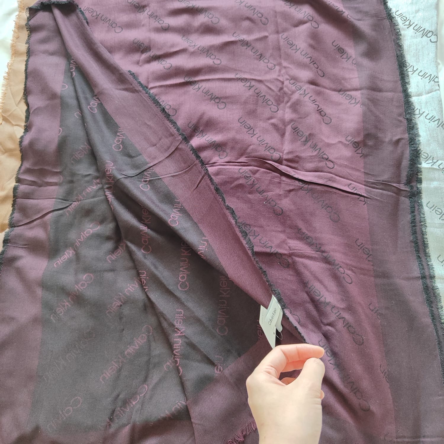 Calvin Klein多用途披肩頸巾