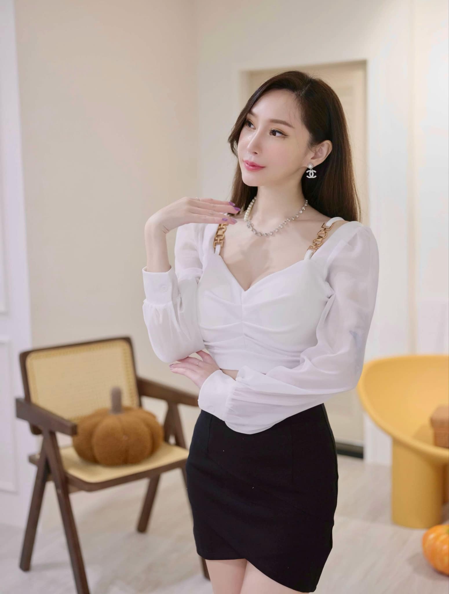 🤍肩鍊設計抓皺桃心上衣（白色均碼有罩杯）