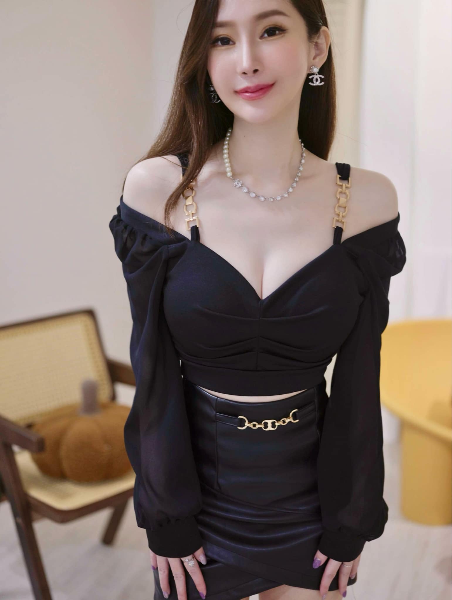 🤍肩鍊設計抓皺桃心上衣（黑色均碼有罩杯）