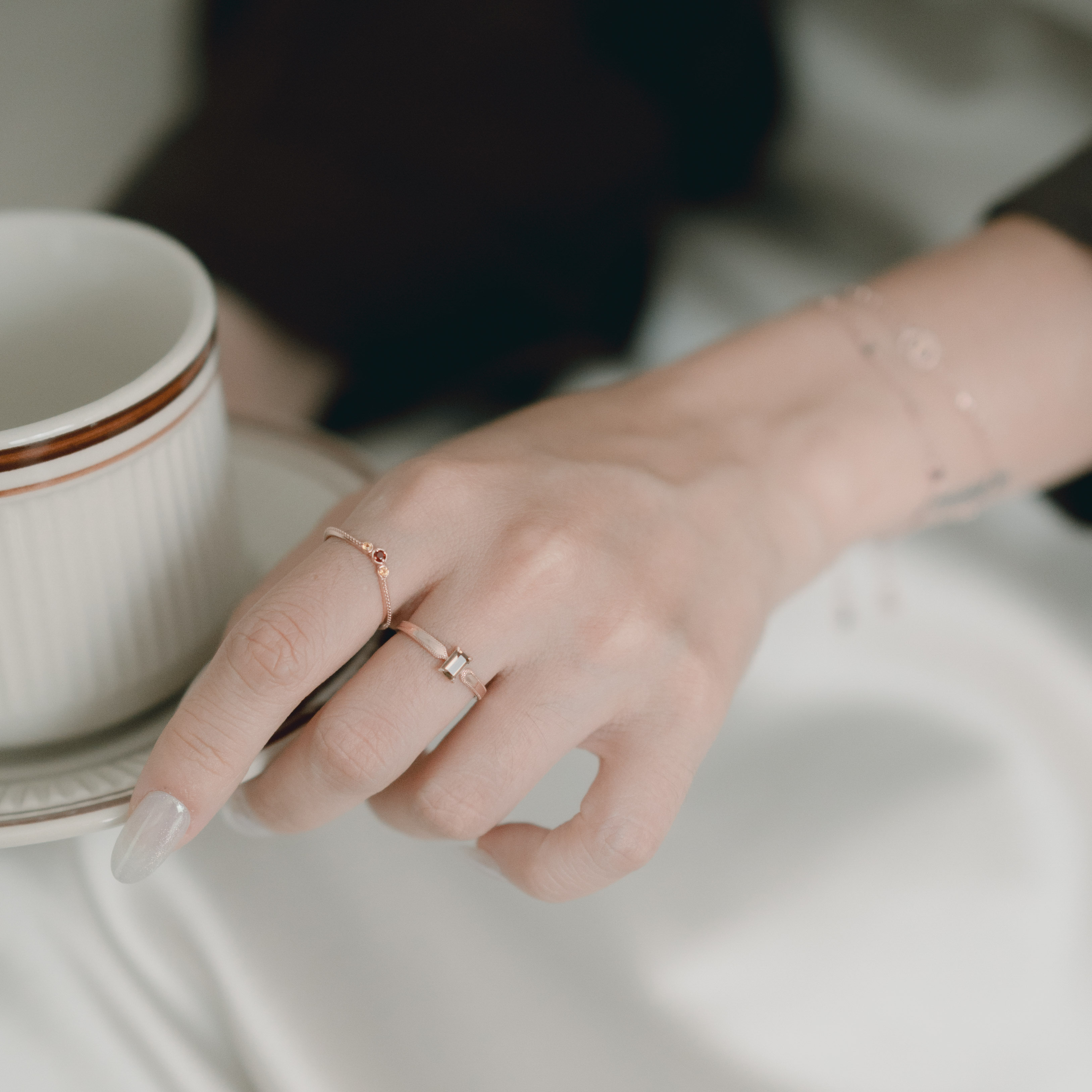 滾邊石榴黃水晶微V型戒指