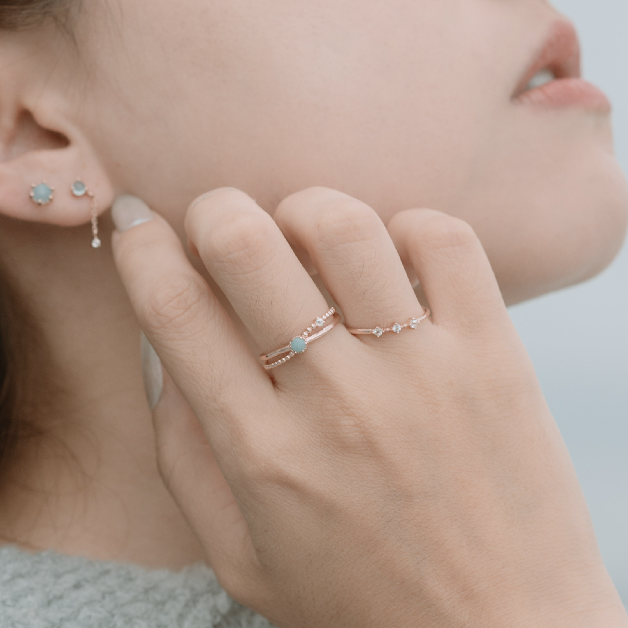 小四爪三顆白托帕戒指