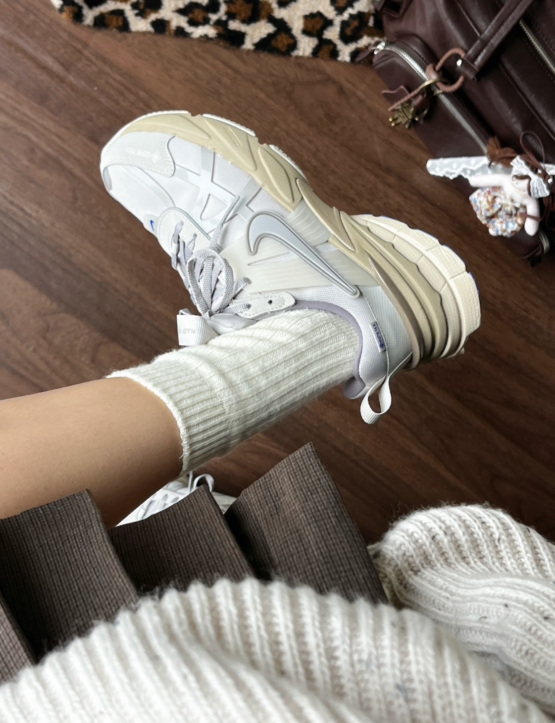 NIKE V2K RUN GTX 防水燕麥灰