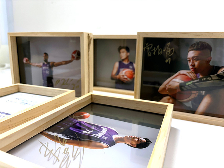 24-25 攻城獅球員簽名形象側拍照