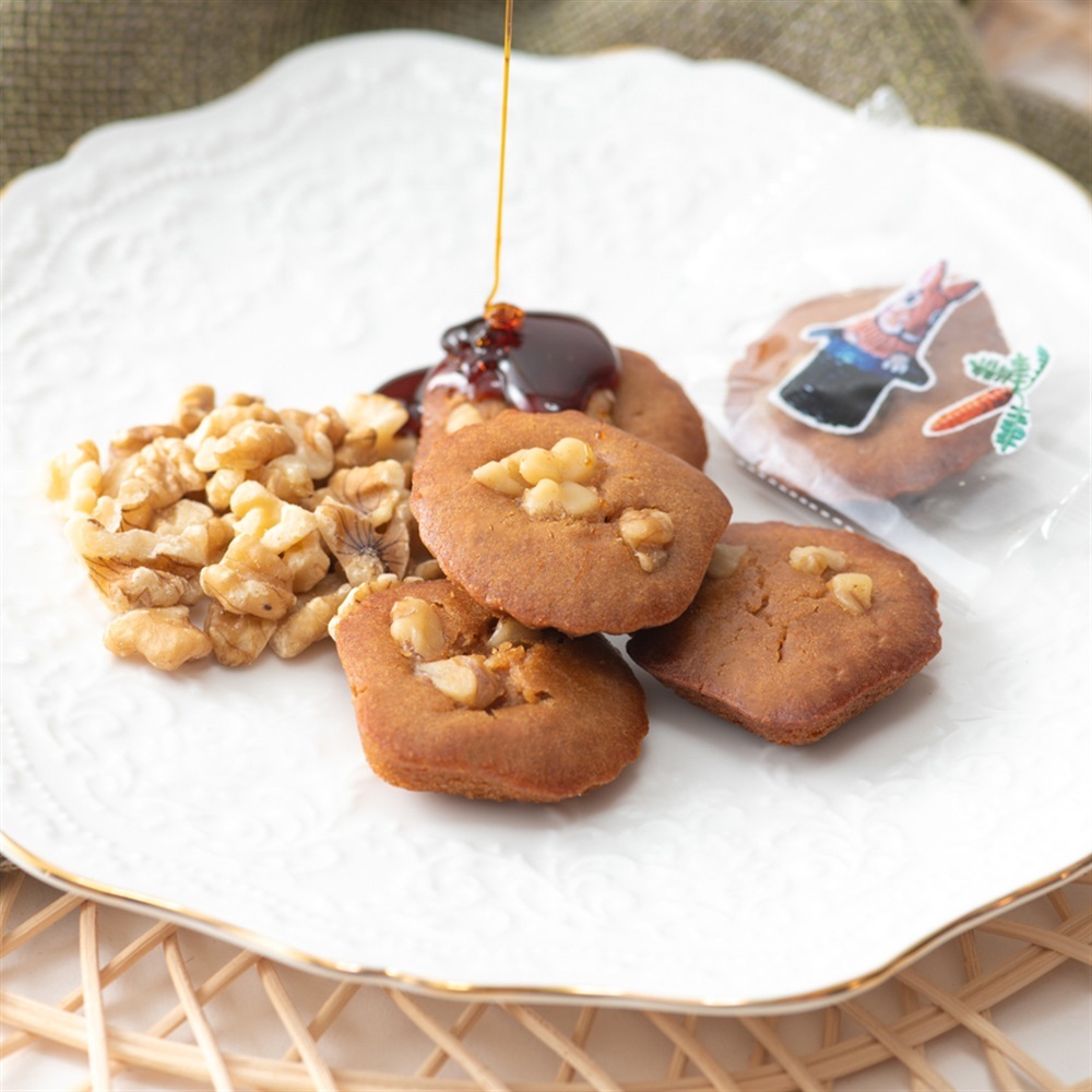 Aoyama Decarbo｜刺繍熊貓鐵盒蛋糕