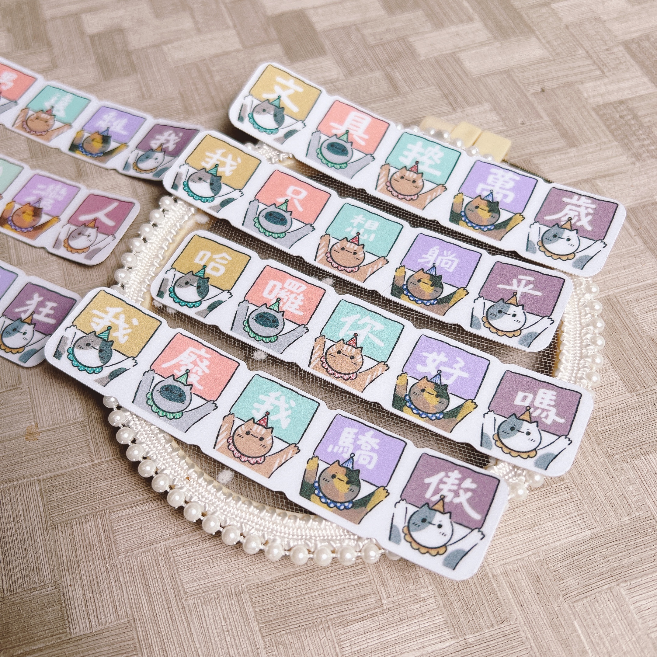 嗨賴 x LUMOS｜喵的 五字箴言 舉牌貓貓 防水貼紙