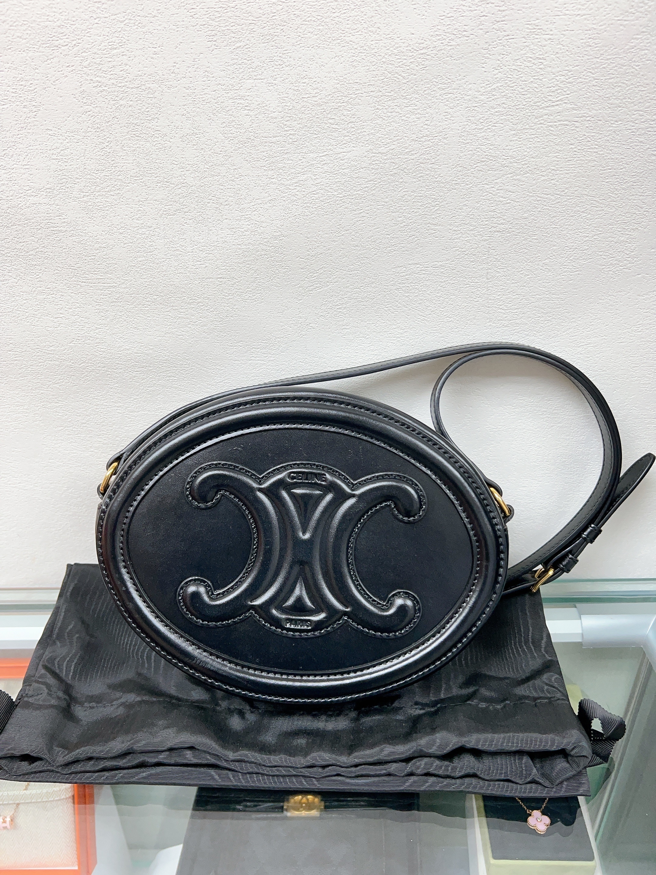 Celine triomphe oval purse cuir black