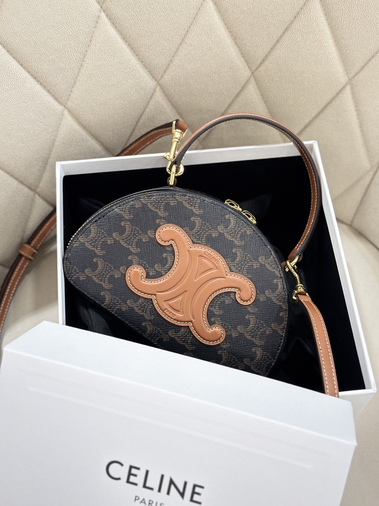 【VIPセール】CELINE 早い者勝ちセール！ Half Moon Case バッグ VIPセール】CELINE 早い者勝ちセール！ Half Moon Case バッグ