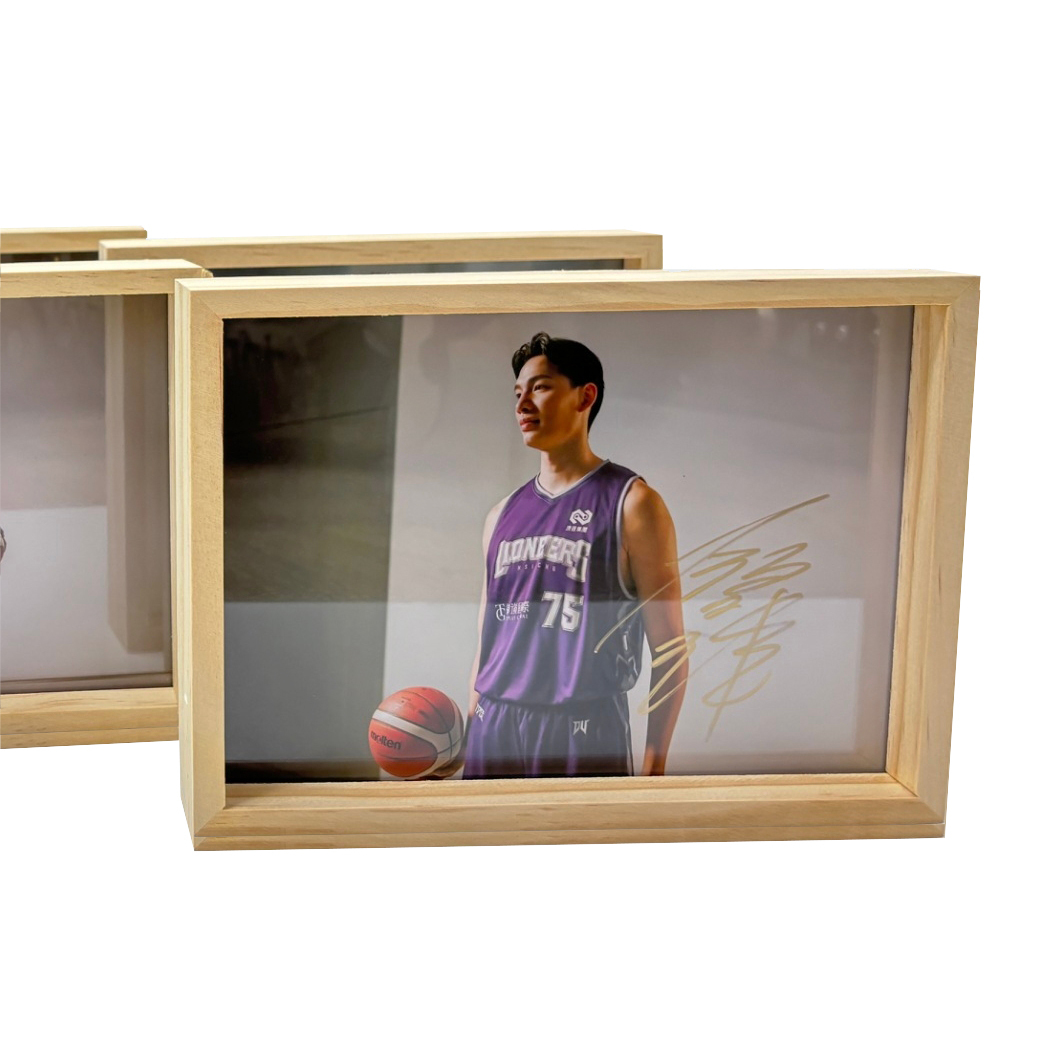 24-25 攻城獅球員簽名形象側拍照