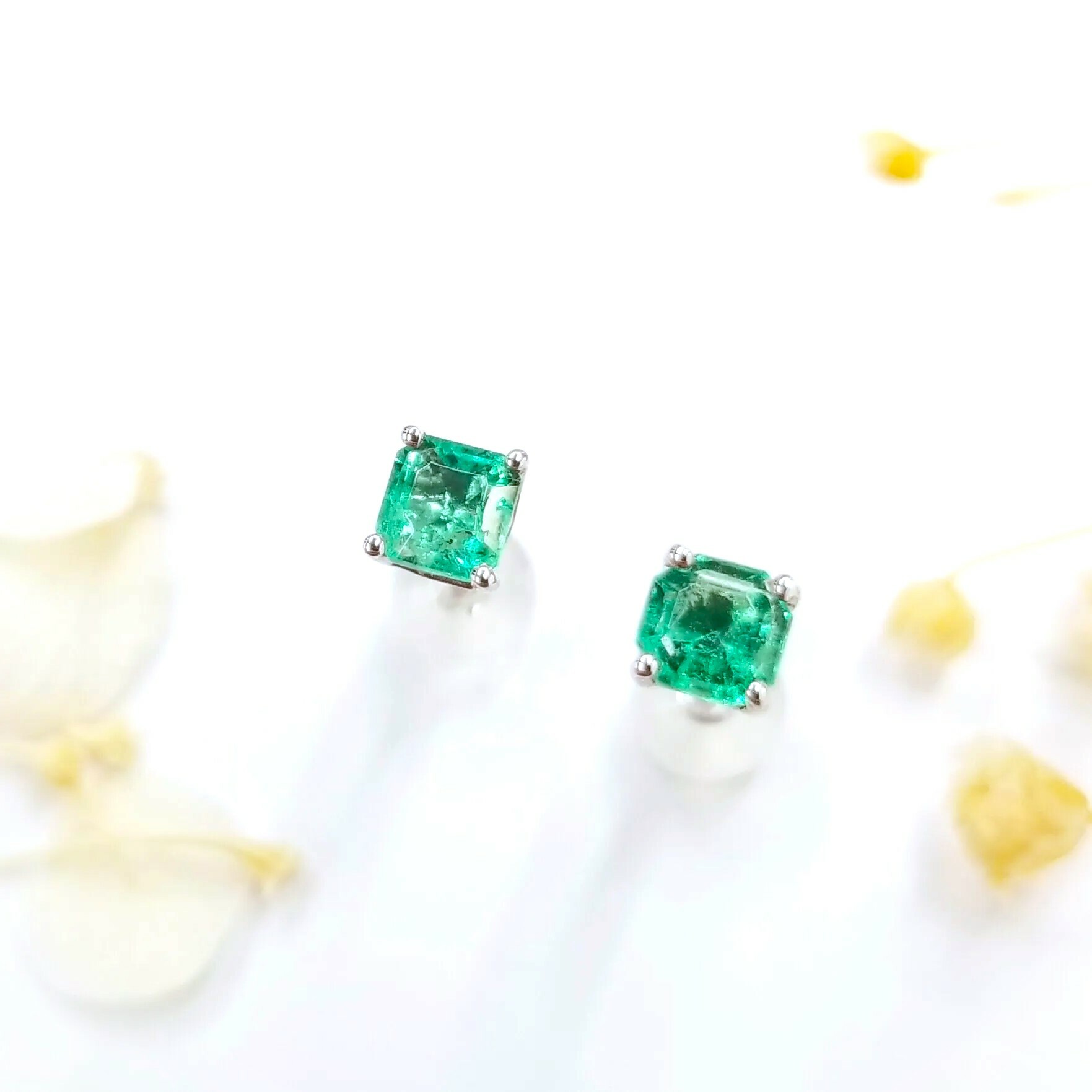 全新18K白金【主石58份綠寶石】耳環