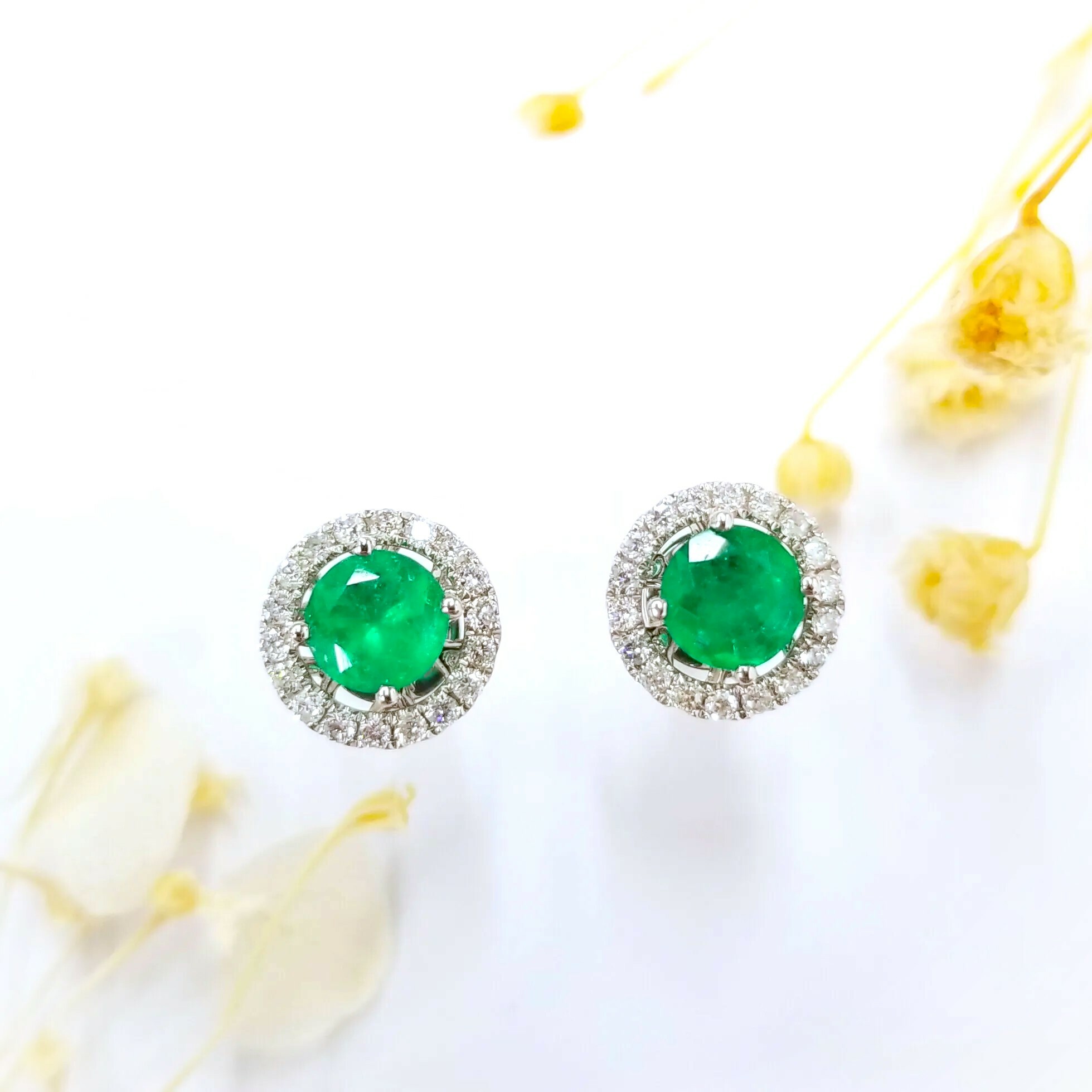 18K White Gold 0.61ct Emerld and Diamond Earrings