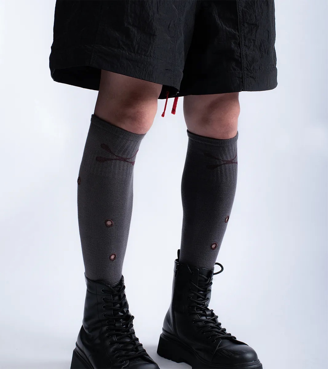NOZZLE QUIZ Eyelet knee socks