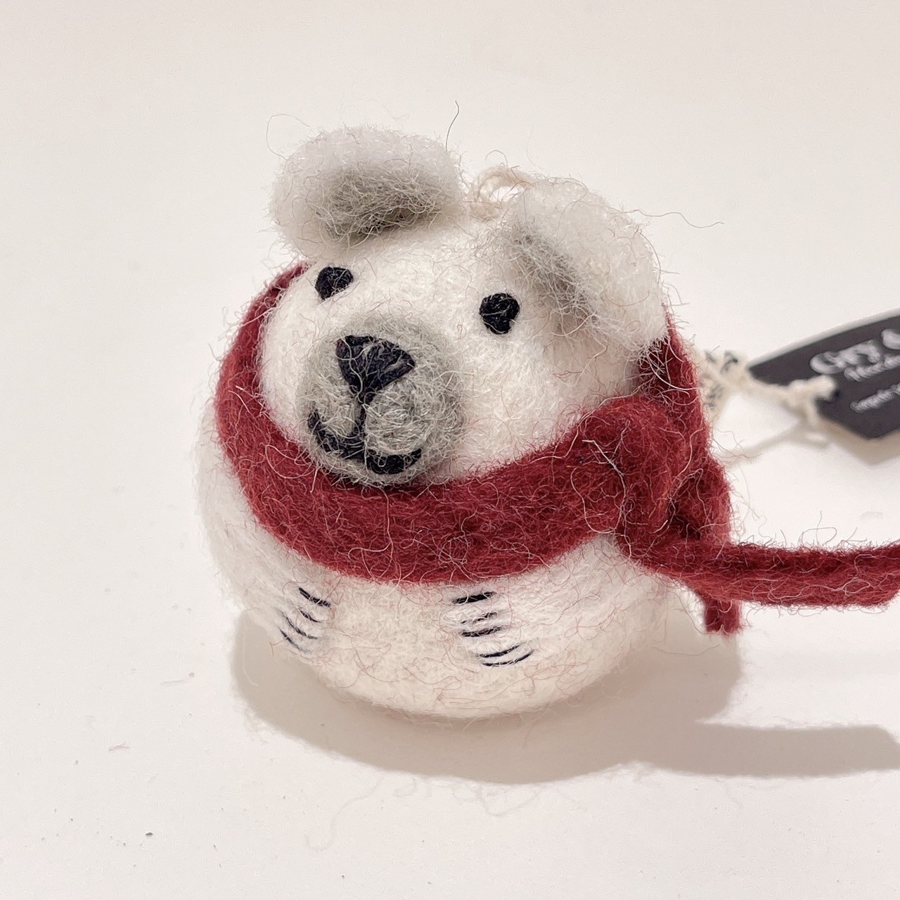 戴圍巾的北極熊