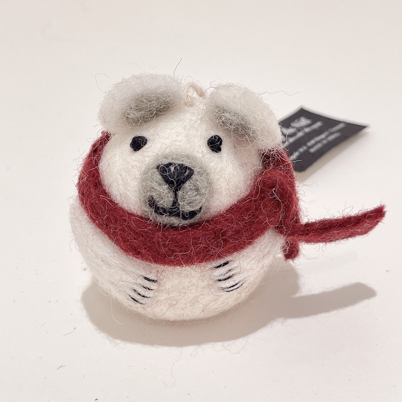 戴圍巾的北極熊