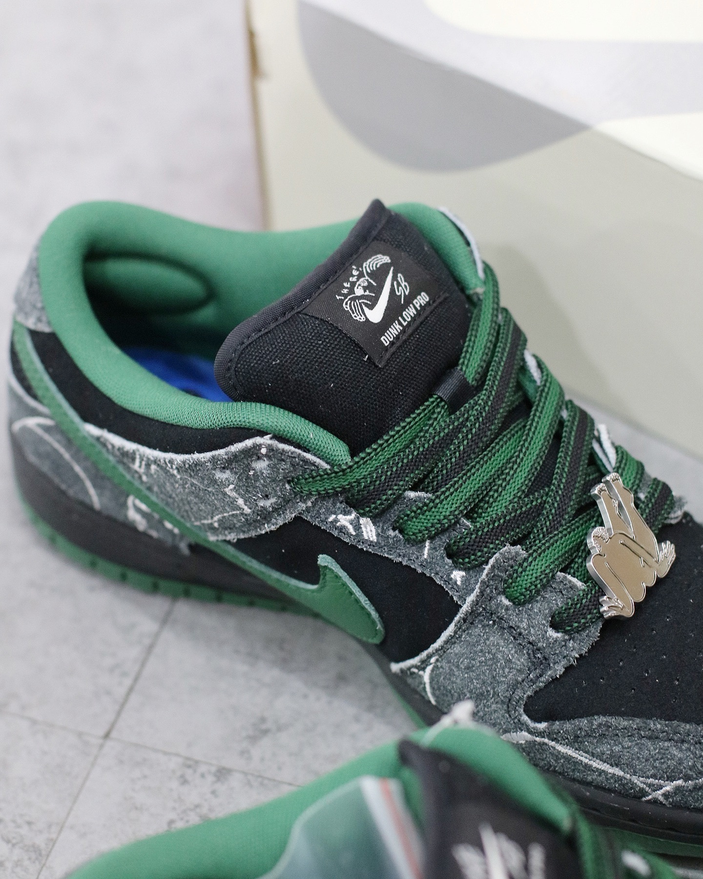 There Skateboards x NIke SB Dunk Low 黑綠 HF7743-001