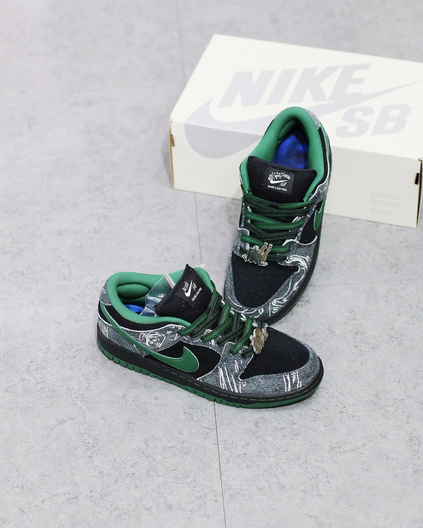 There Skateboards x NIke SB Dunk Low 黑綠 HF7743-001