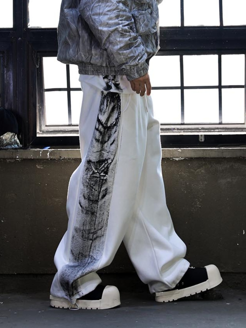 側邊彩繪綁帶休閒褲