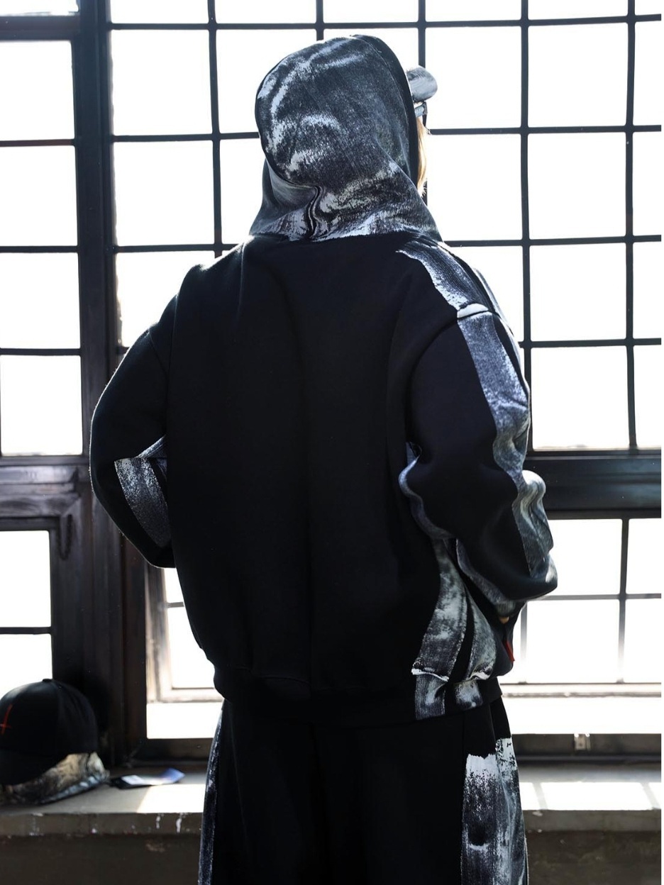 側邊噴漆連帽拉鍊外套