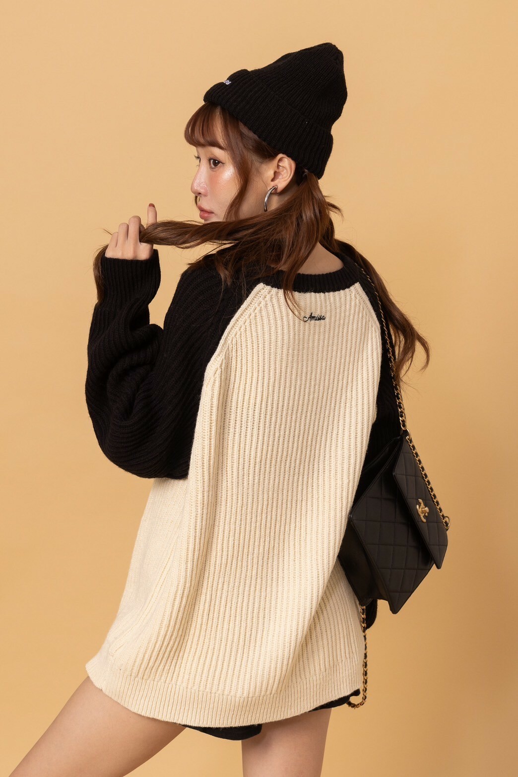 刺繡配色針織上衣_AMISSA（米黑）
