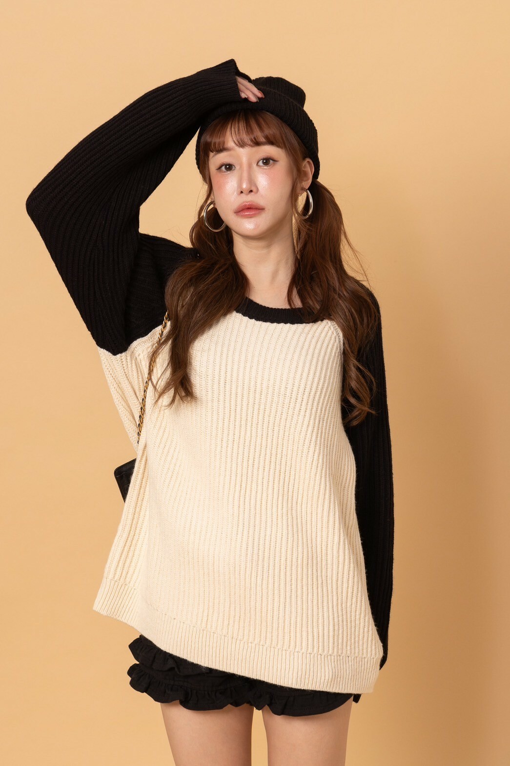 刺繡配色針織上衣_AMISSA（米黑）