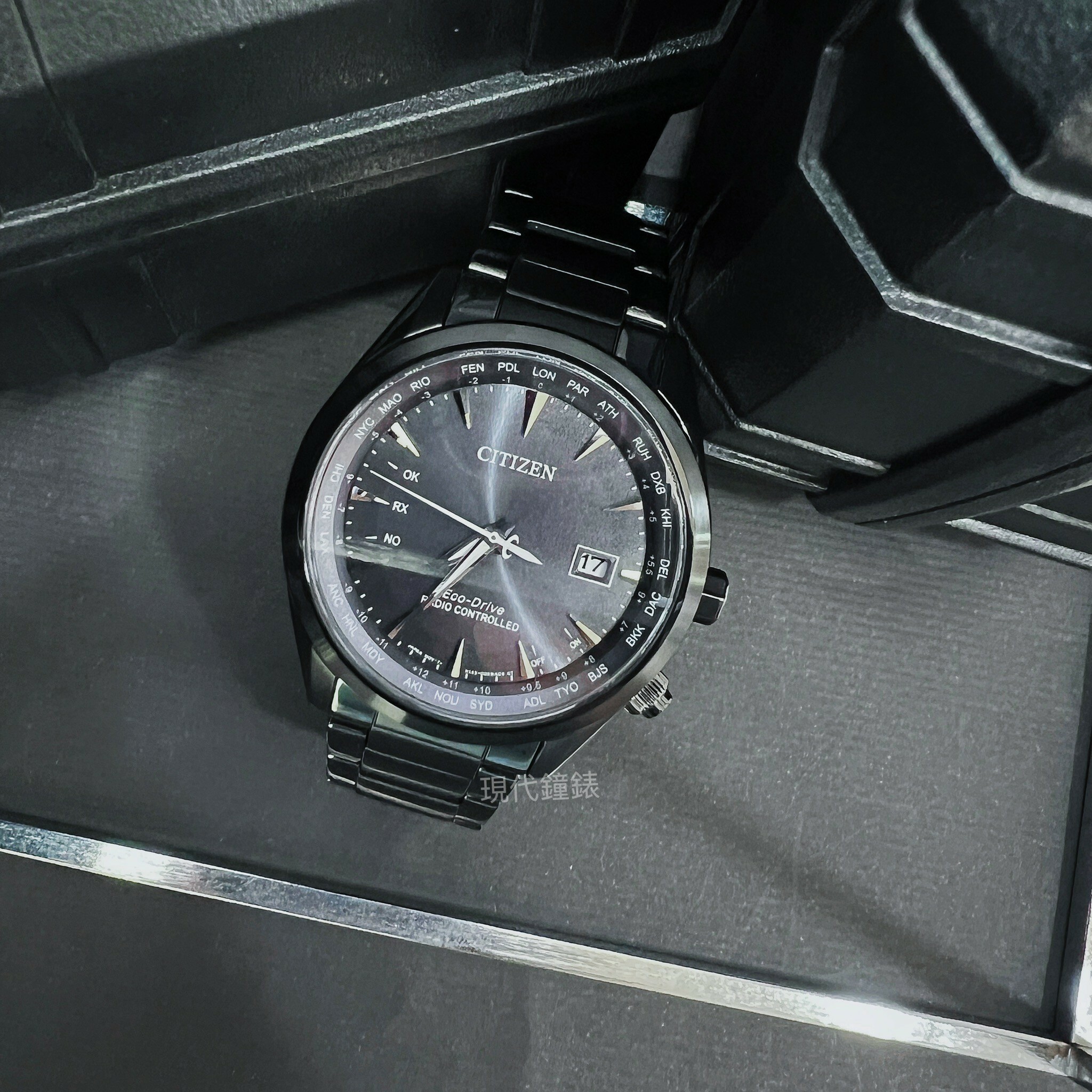 【CITIZEN 星辰】GENT'S系列 紳士黑電波男錶 CB0275-83E 43mm現代鐘錶